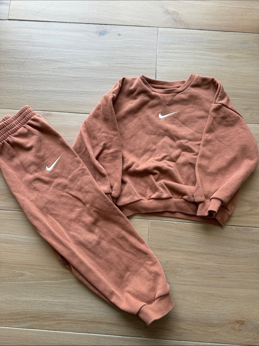 Nike Kids Sweatshirt & Joggers Set - White Swoosh (size 6-7/large)